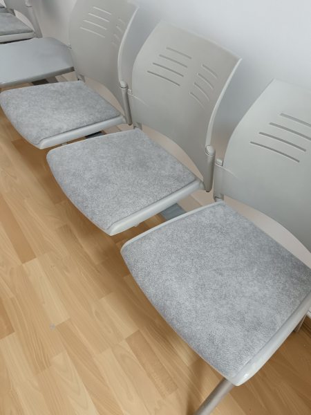 Asientos en sala de espera para clínica en Santa Cruz.