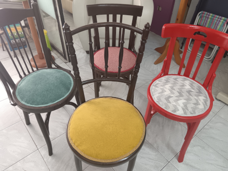 Sillas de madera después de la restauración