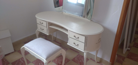 Tocador y mesa de noche restauradas.