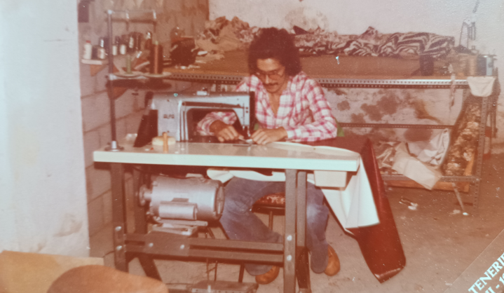 Jesús trabajando en el taller en sus inicios como tapicero