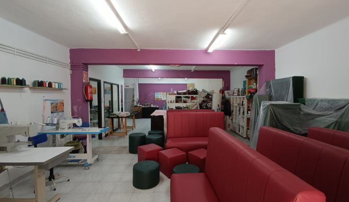 Imagen del trabajo artesanal en el taller de tapicería Madaya